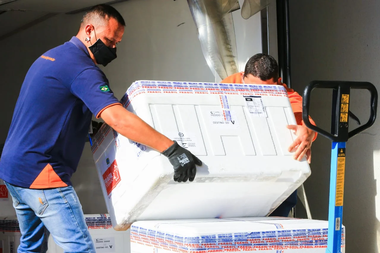 Remessas com mais de 231 mil doses de vacina contra a covid-19 chegam a Goiás