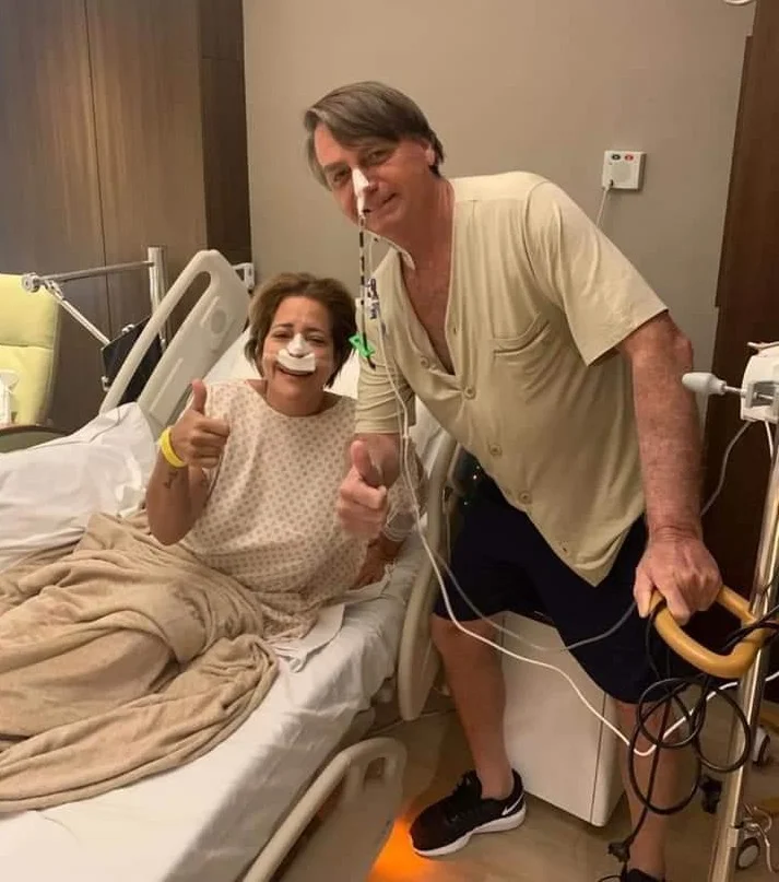 Sem máscara, Bolsonaro tira foto com paciente no hospital onde está internado