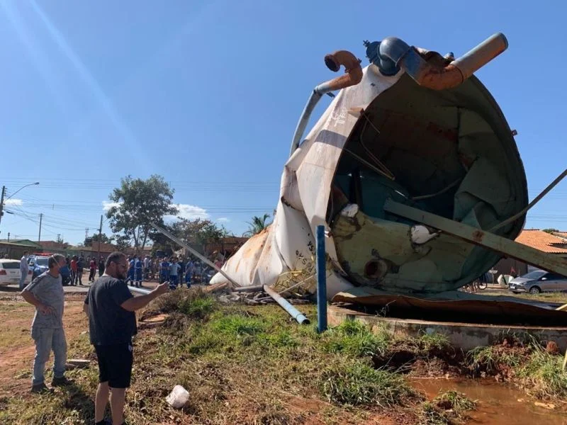 Reservatório de água cai, atinge casa em Senador Canedo e deixa jovem em estado grave