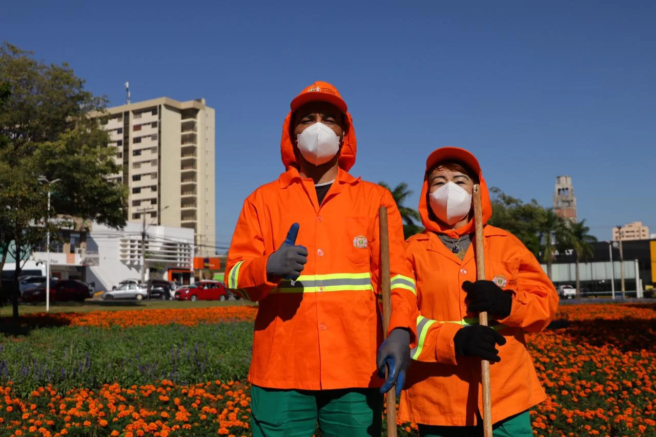 Trabalhadores da Comurg recebem a vacina contra a covid-19 nesta quinta-feira, em Goiânia