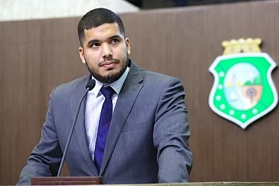 Deputado André Fernandes é condenado por dizer que jornalista ‘oferecia sexo’