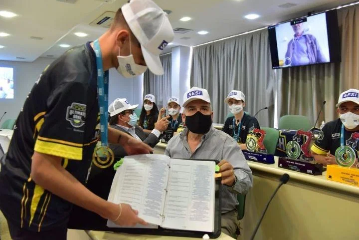 Alunos do Sesi Goiás são homenageados pela Fieg após ganharem torneio internacional de robótica