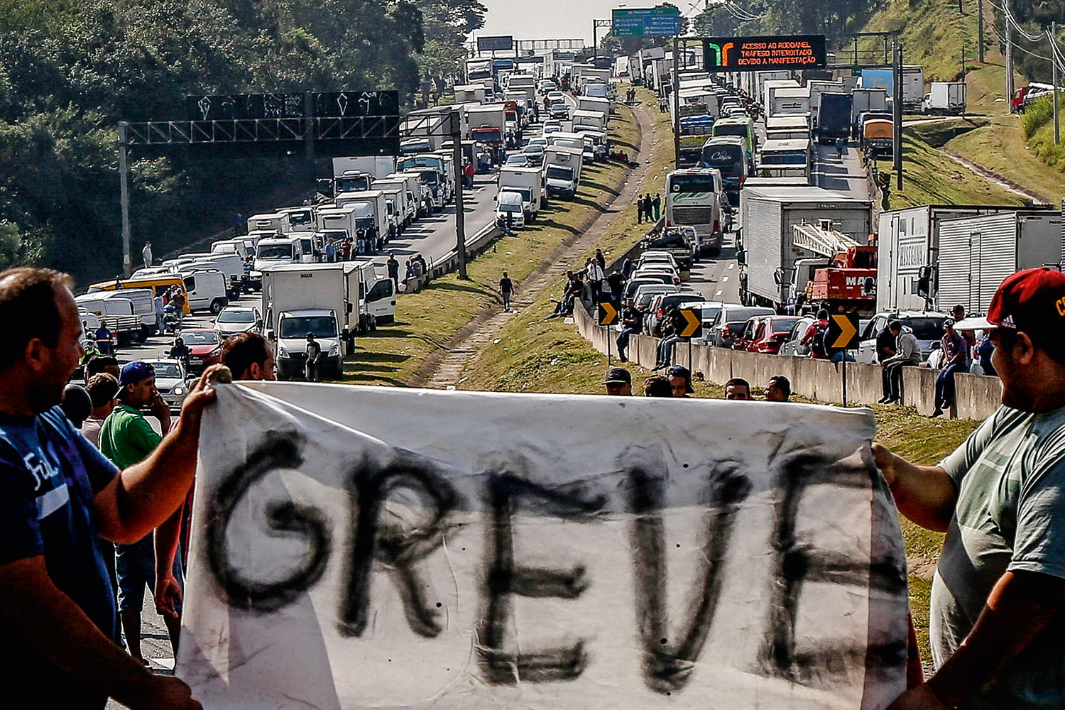 Após ameaça de greve dos caminhoneiros, ainda há protestos pontuais, sem bloqueio