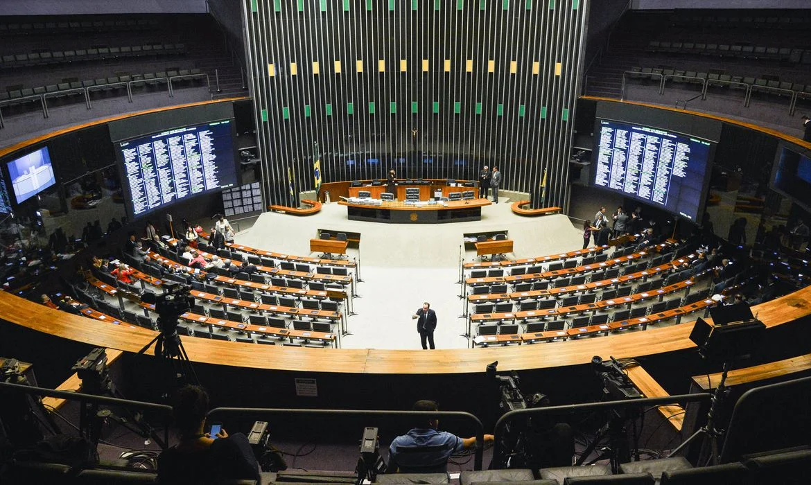 Deputado Francisco Júnior vota contra a PEC das coligações de partidos