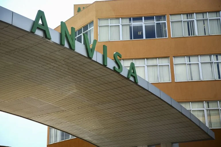 Anvisa autoriza uso emergencial de Regkirona para tratamento contra covid