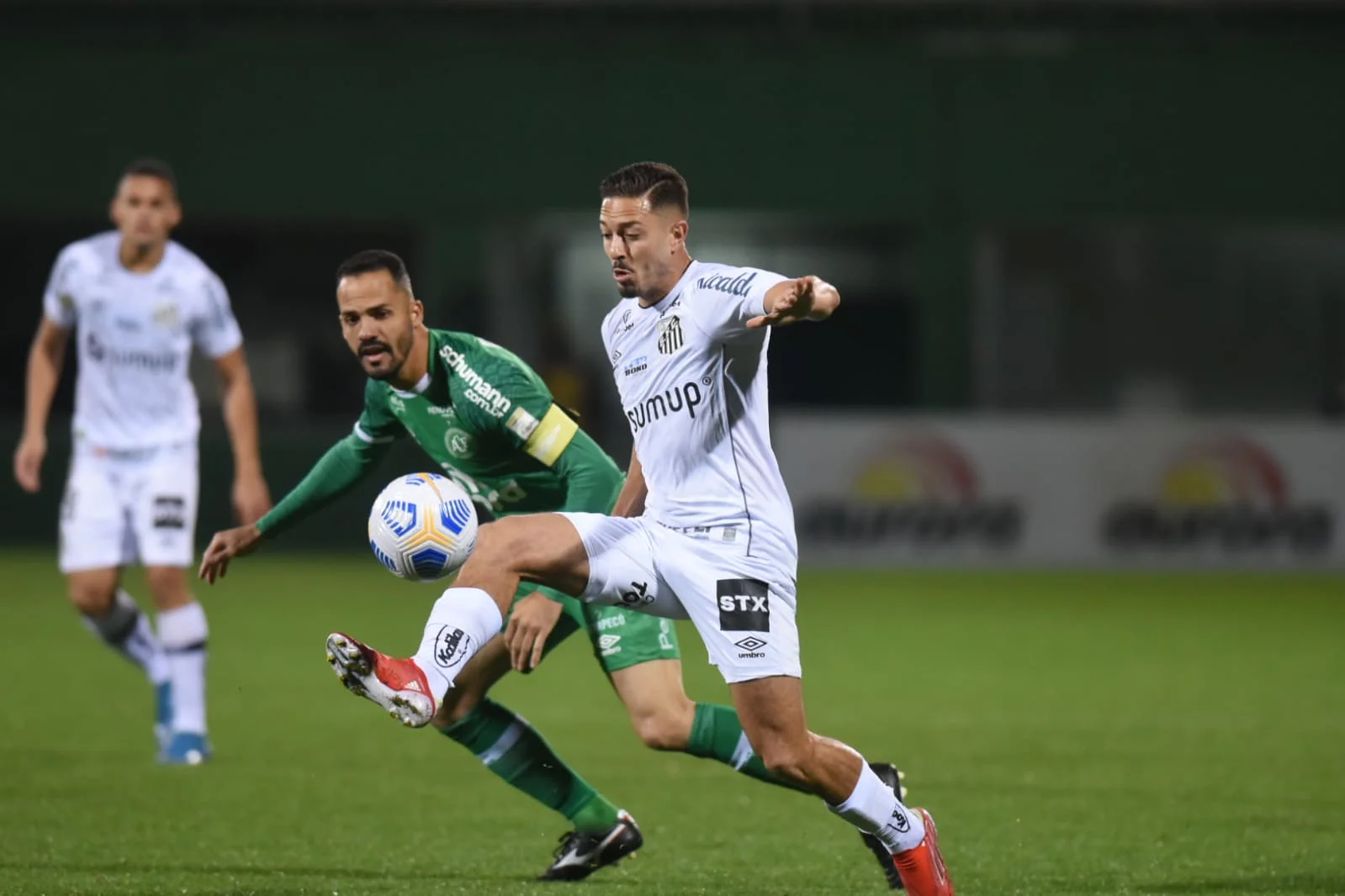 Santos segura pressão da Chapecoense e ganha primeira fora de casa no Brasileirão