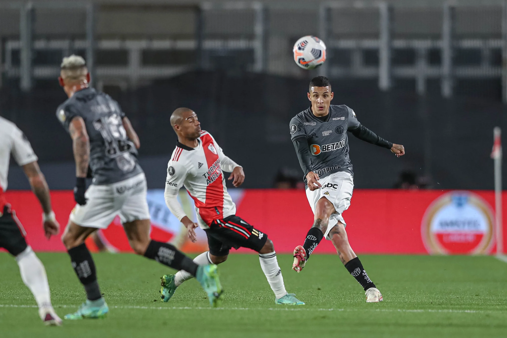 Atlético-MG vence River Plate e fica a um empate da semifinal da Libertadores