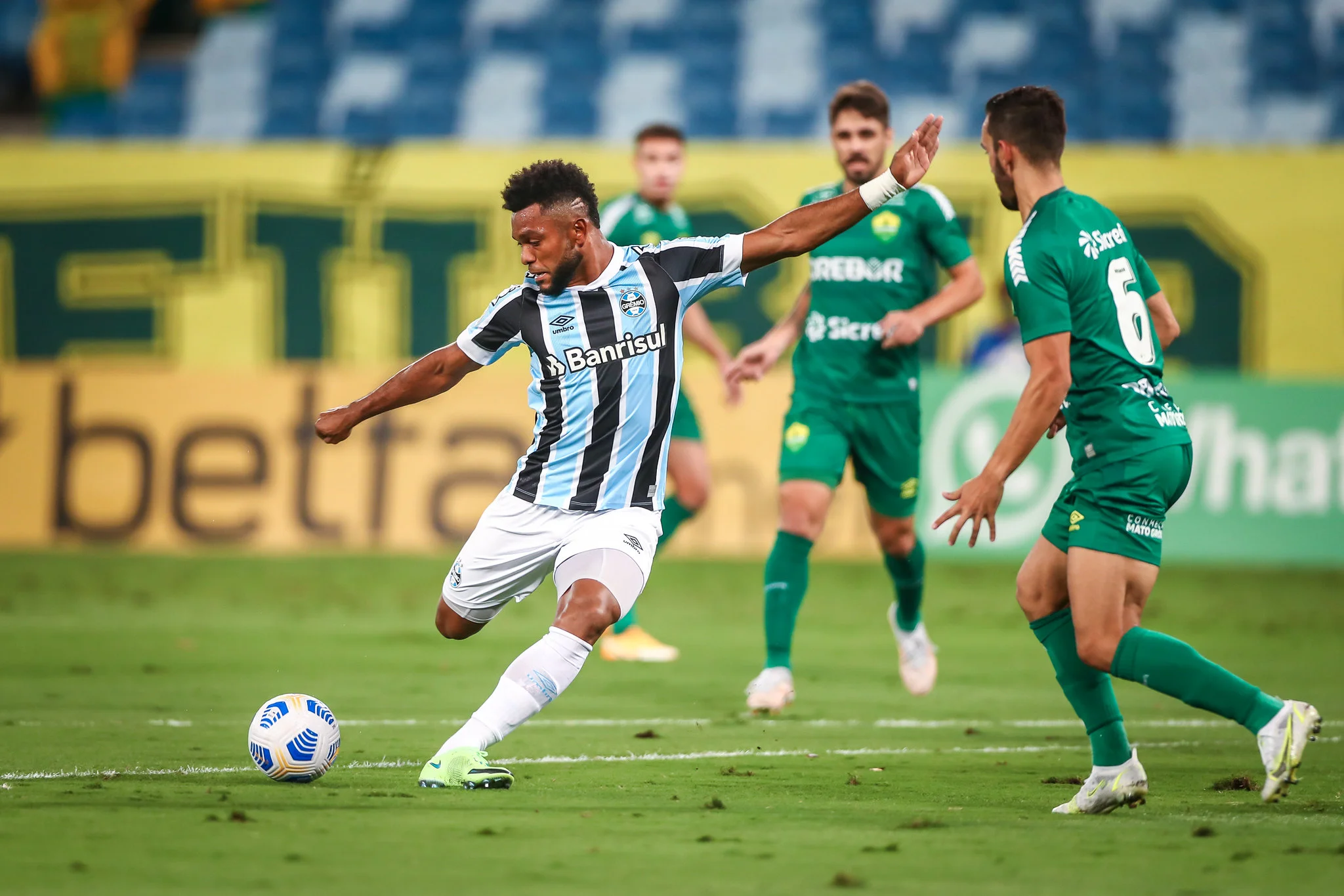 Em jogo atrasado, Grêmio vence o Cuiabá fora e respira no Brasileirão