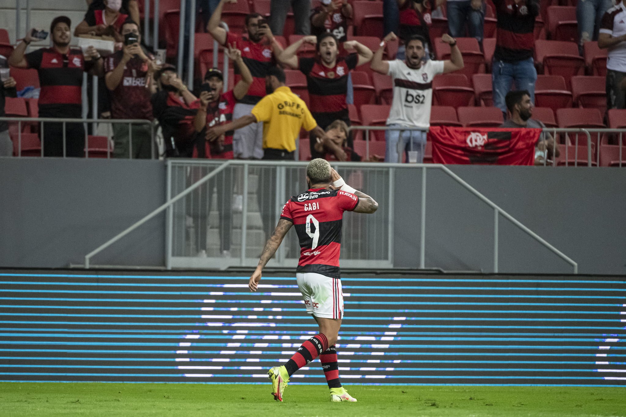 Diante de torcida em Brasília, Fla goleia de novo e vai à semi da Libertadores