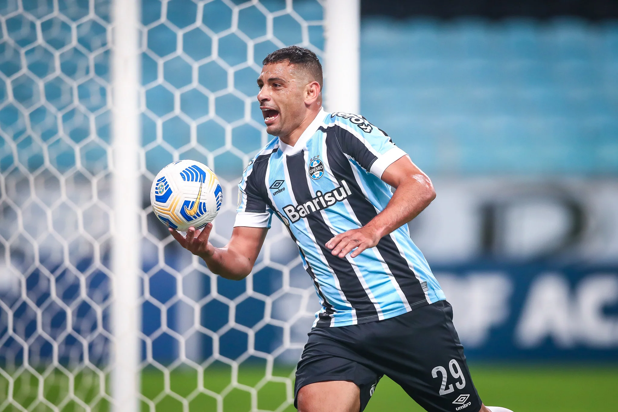 Com gols de Borja e Diego Souza, Grêmio vence o Bahia e respira no Brasileirão