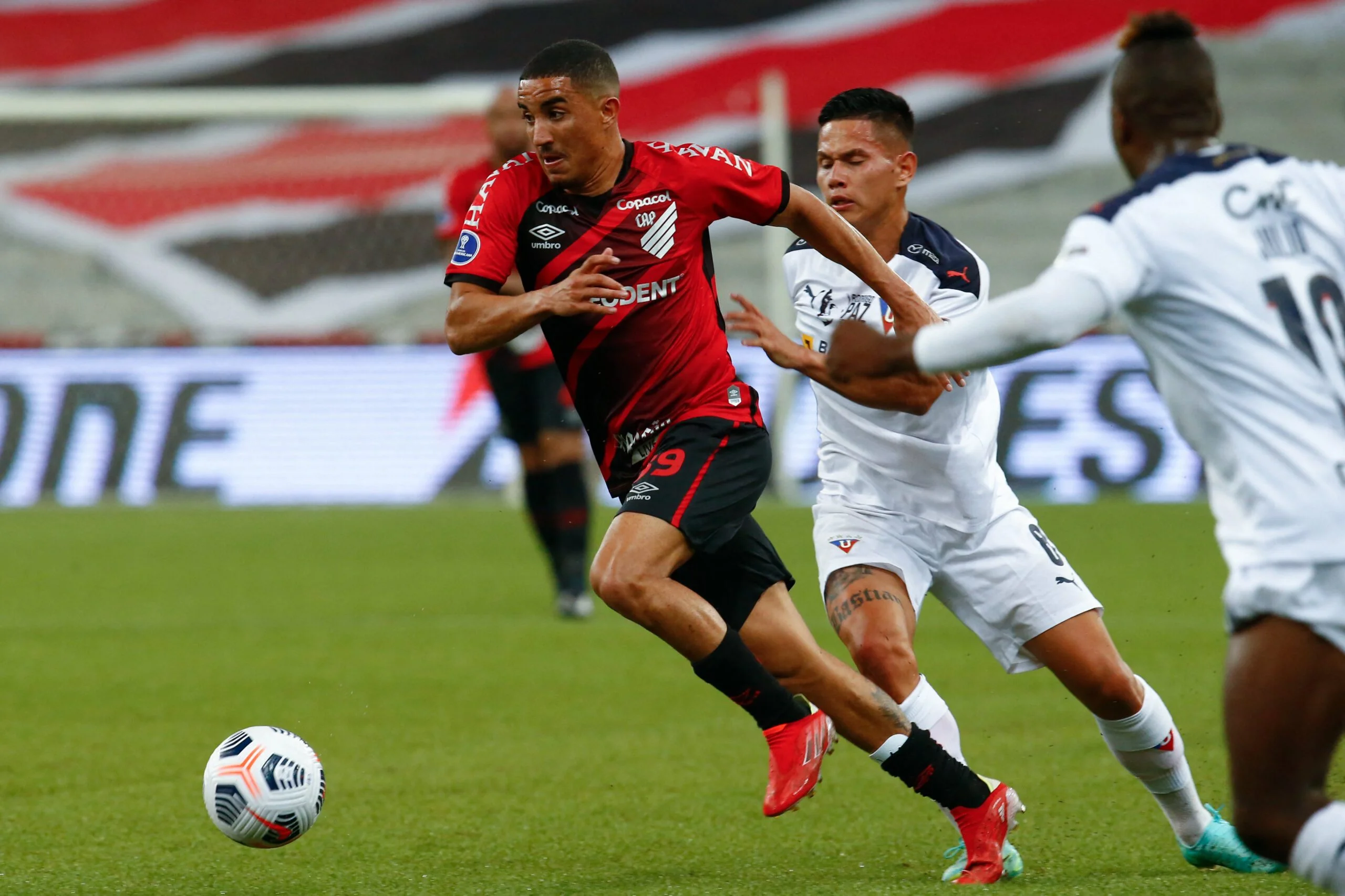 Athletico-PR bate a LDU de virada e está na semifinal da Sul-Americana