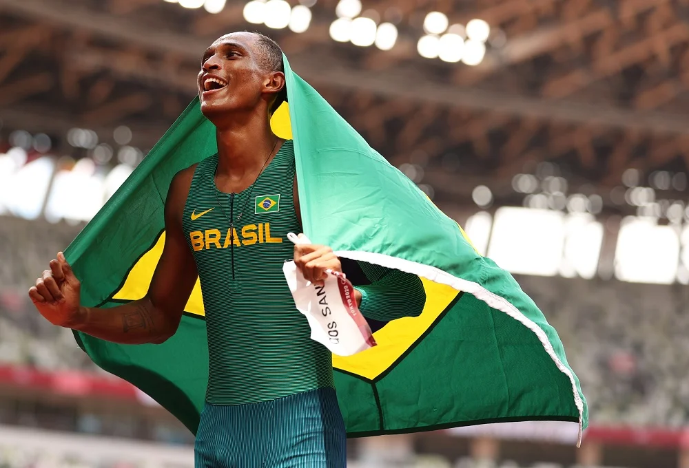 Alison dos Santos faz história com bronze nos 400m com barreira em Tóquio