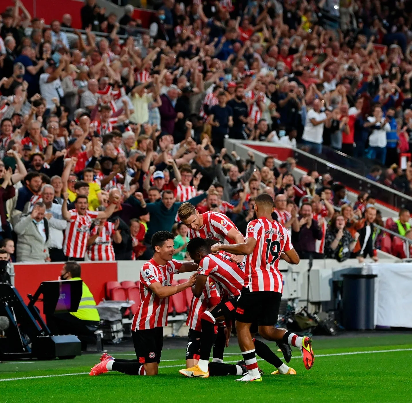 Recém-promovido, Brentford surpreende e vence Arsenal na abertura do Inglês