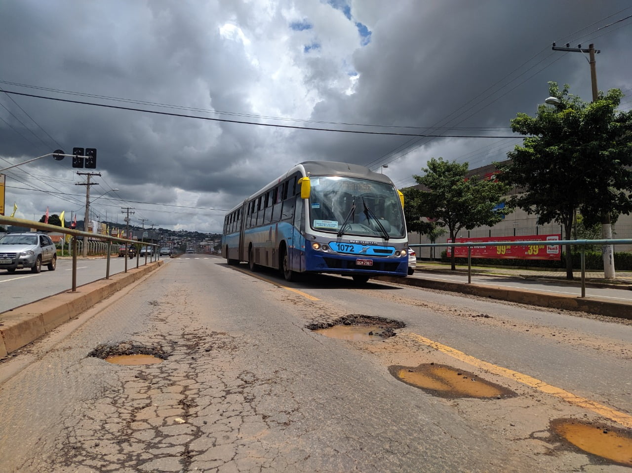 Acordo entre Prefeitura e Metrobus prevê agosto de 2023 para iniciar a reconstrução completa do asfalto no Eixão