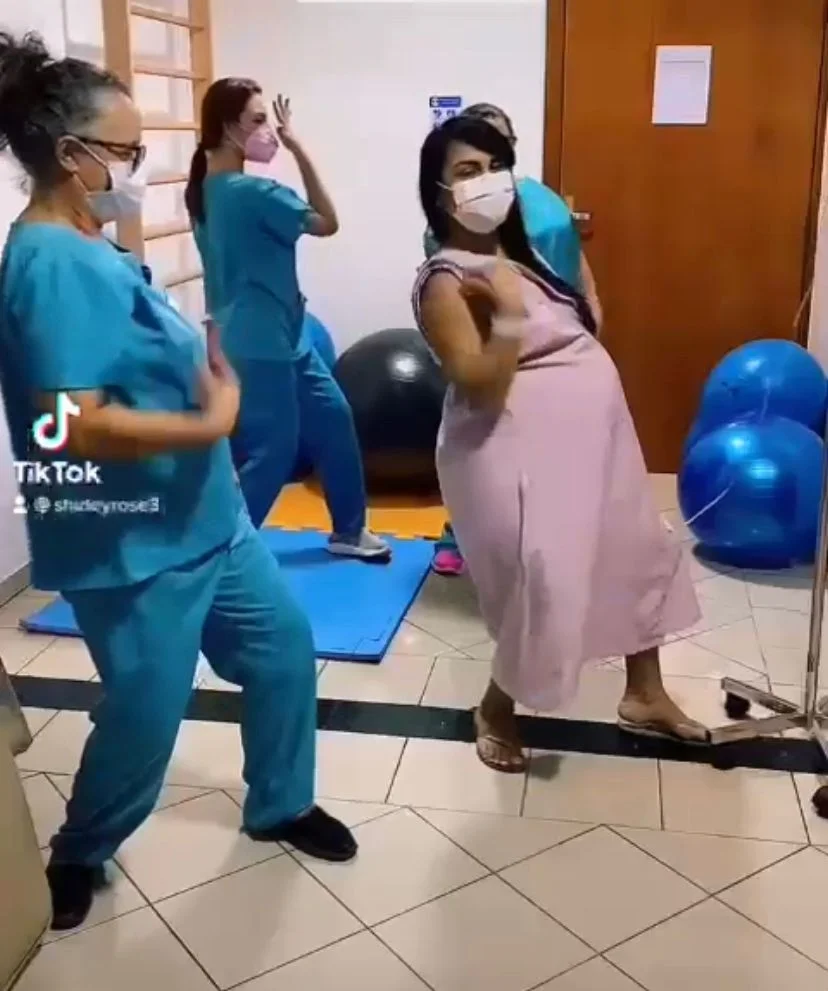 Direto para o TikTok, gestante rompe bolsa durante dancinha com equipe de saúde