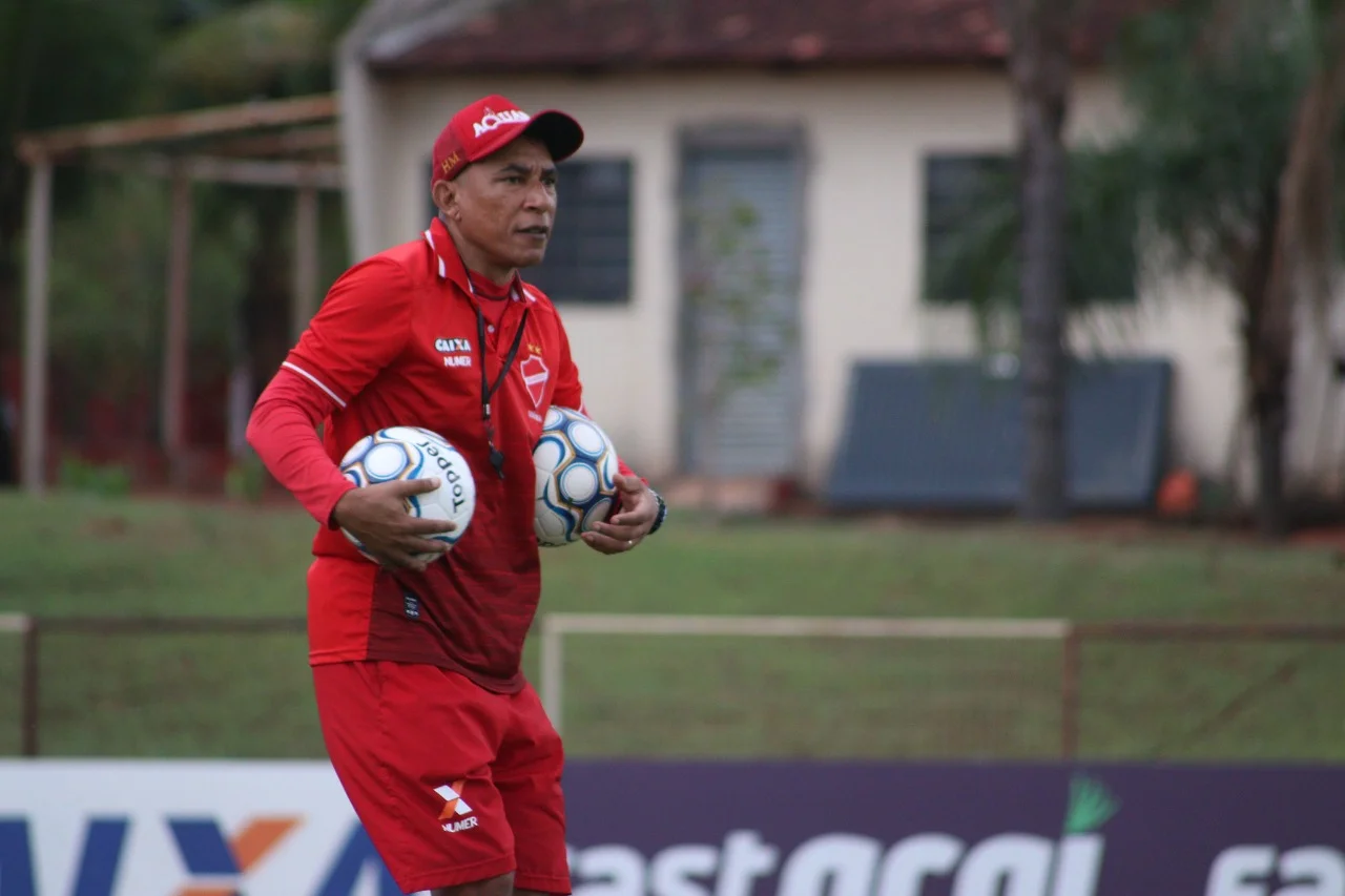 Higo Magalhães não resiste aos resultados ruins e Vila Nova contrata velho conhecido