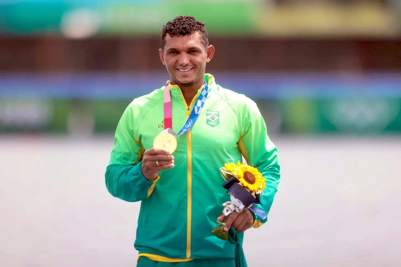 Isaquias ganha medalha de ouro na canoagem velocidade e completa sua coleção