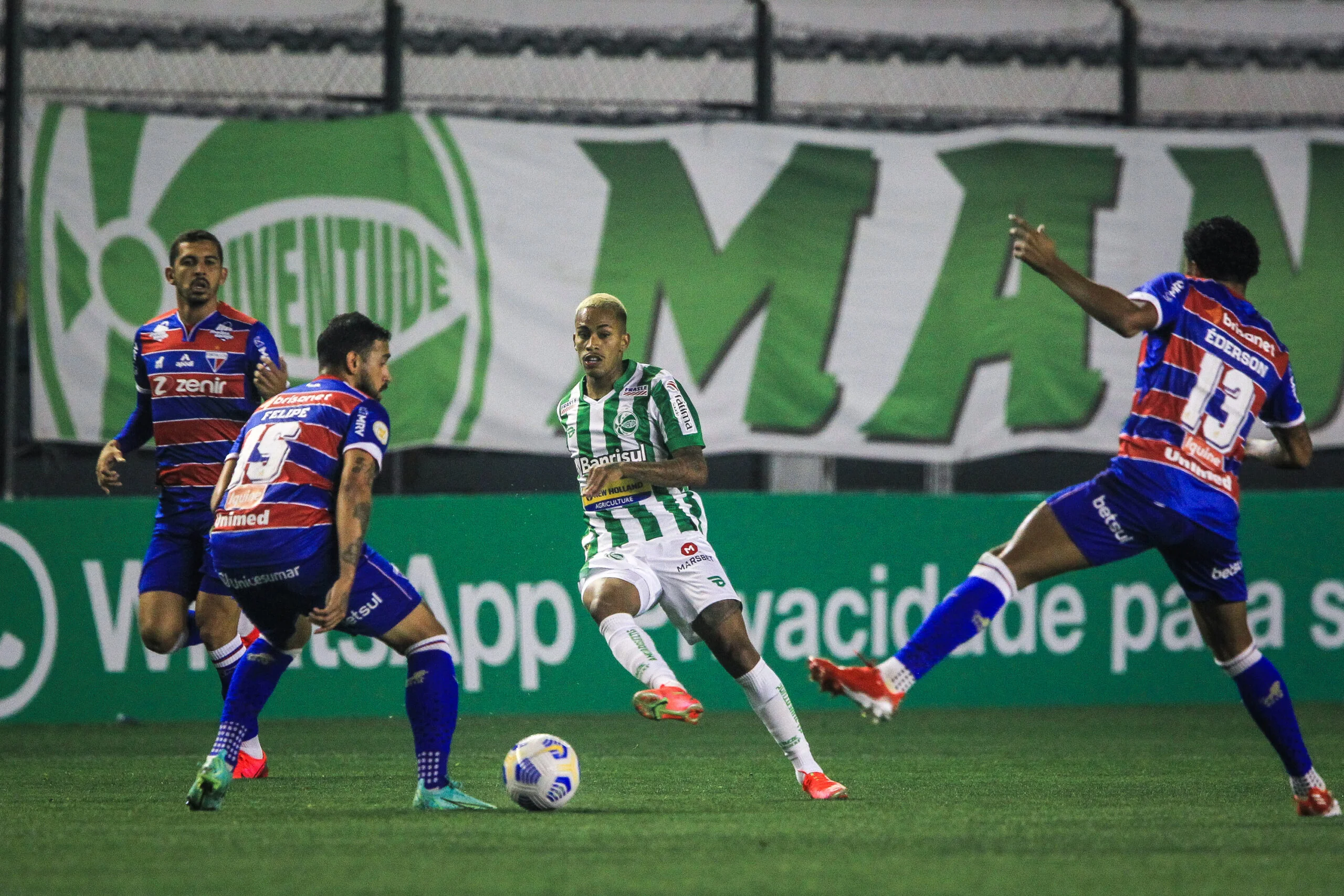 Fortaleza perde pênalti no fim, empata com Juventude e fica sem a vice-liderança