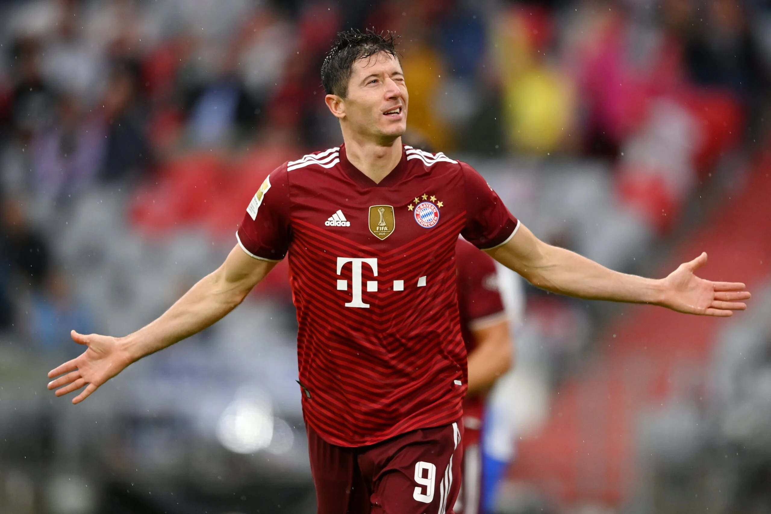 Lewandowski passa de 300 gols pelo Bayern e comanda goleada com hat-trick