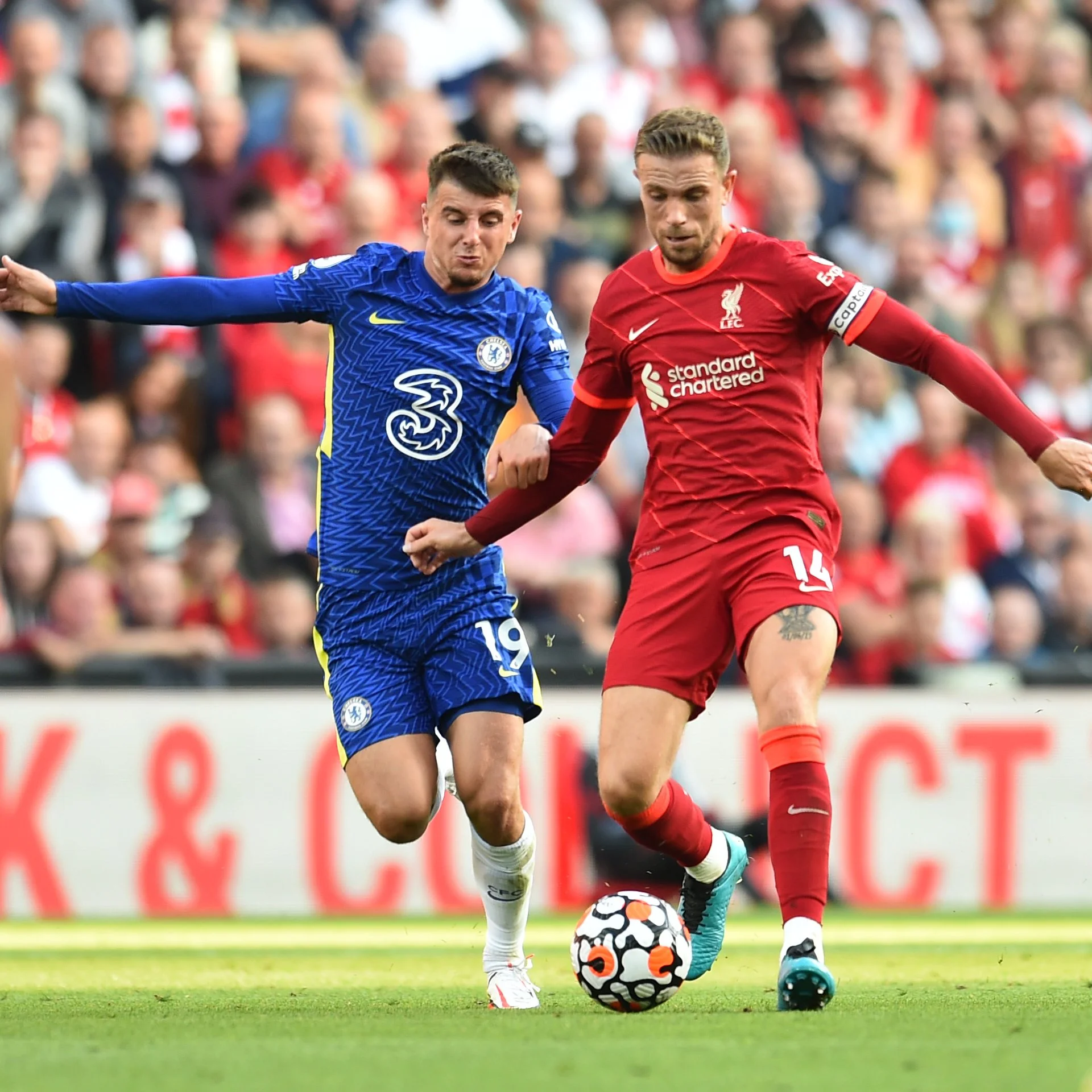 Com um a menos durante 2° tempo, Chelsea resiste à pressão e empata com Liverpool