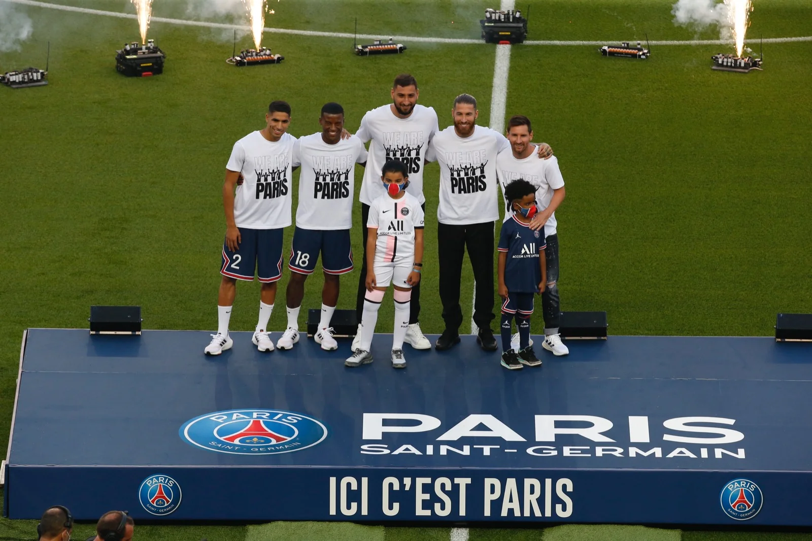 Messi é apresentado à torcida do PSG e ovacionado no Parque dos Príncopes