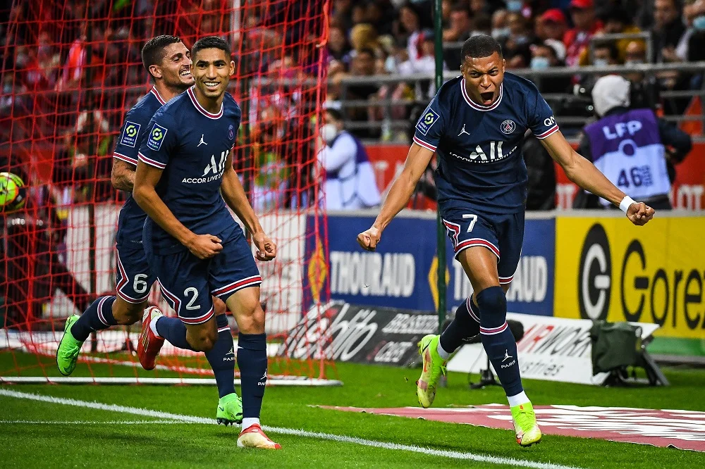 Na mira do Real, Mbappé rouba a cena em vitória do PSG no dia da estreia de Messi