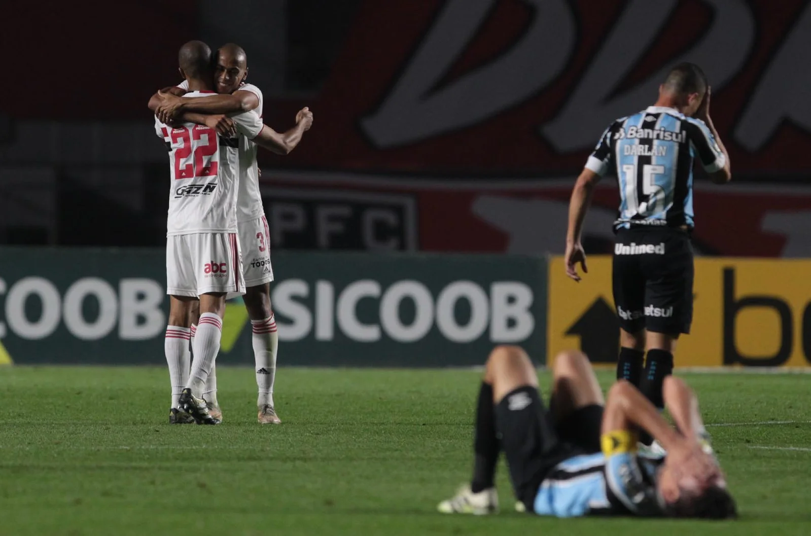 São Paulo vence o Grêmio com gol nos acréscimos e respira no Brasileirão