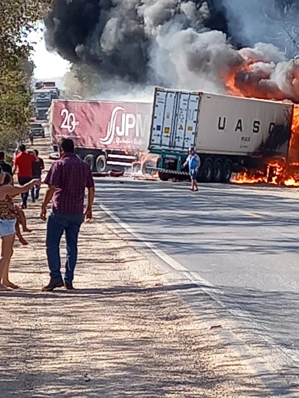 Colisão frontal entre carretas deixa dois mortos e interdita BR-153, neste domingo