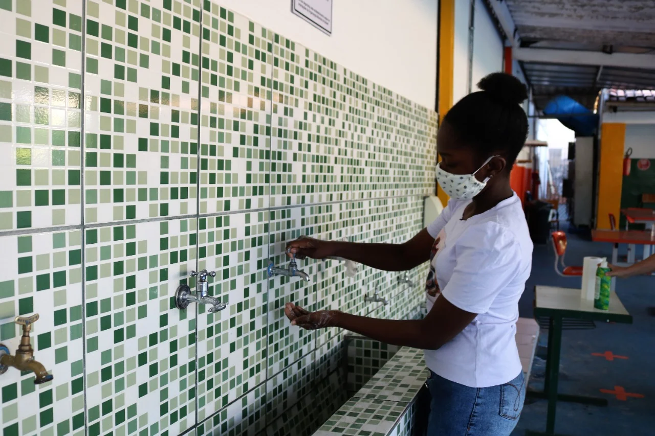 Goiânia volta às aulas na rede municipal em meio a variante delta