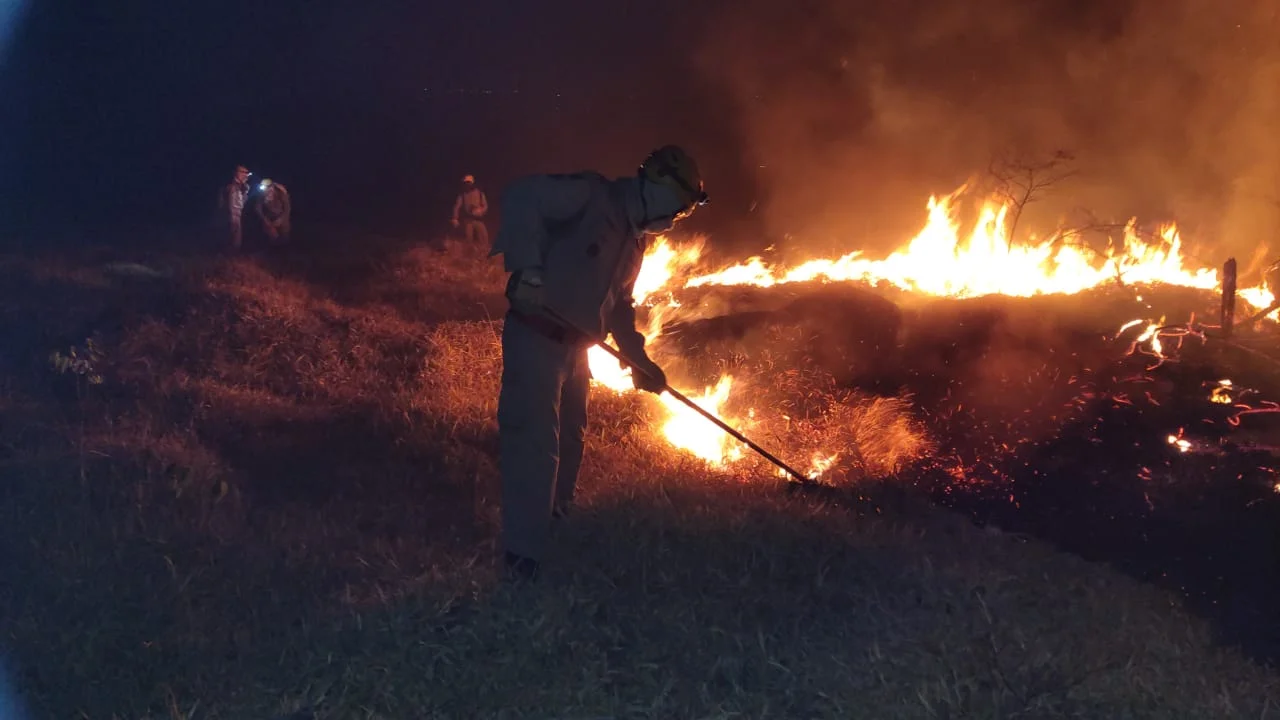 Bombeiros controlam incêndio em reserva ecológica de Goianira