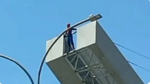 Fantasiado de Homem-Aranha se pendura em viaduto e dá susto em Anápolis