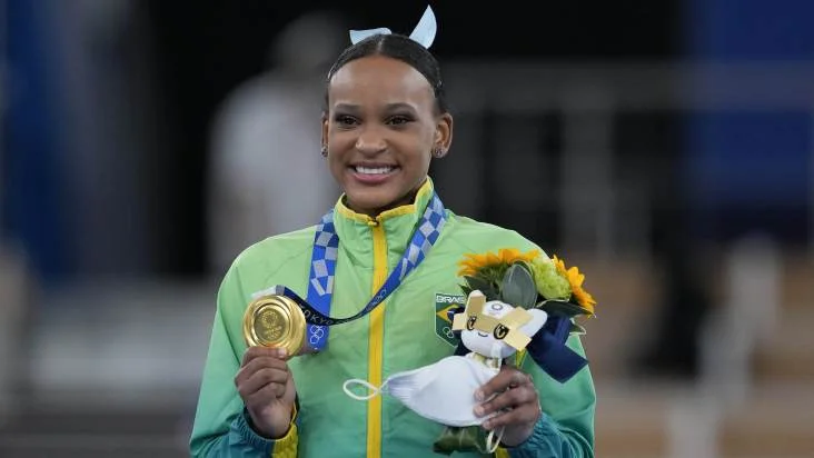 Rebeca Andrade leva medalha de ouro no salto e faz história nos Jogos de Tóquio