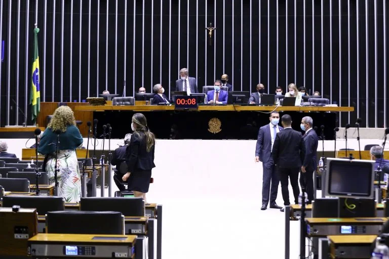 PSDB decide retaliar deputados que votaram a favor do voto impresso