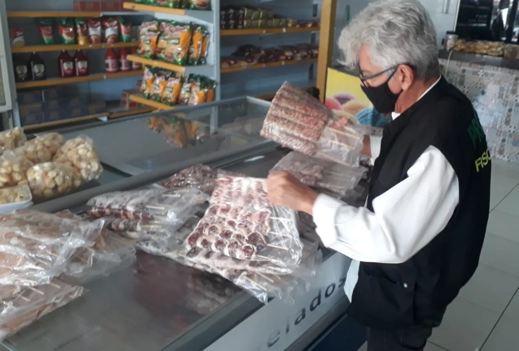 Carne mal passada: Procon Goiânia apreende espetinhos e linguiça para churrasco vencidos