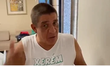 Internado com covid-19, Zeca Pagodinho canta para alegrar profissionais da saúde