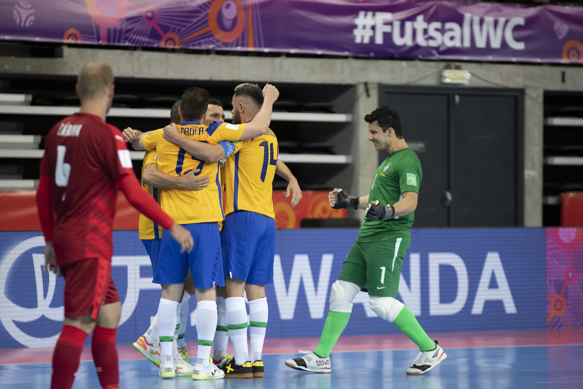 Brasil goleia República Checa por 4 a 0 e avança às oitavas no Mundial de Futsal