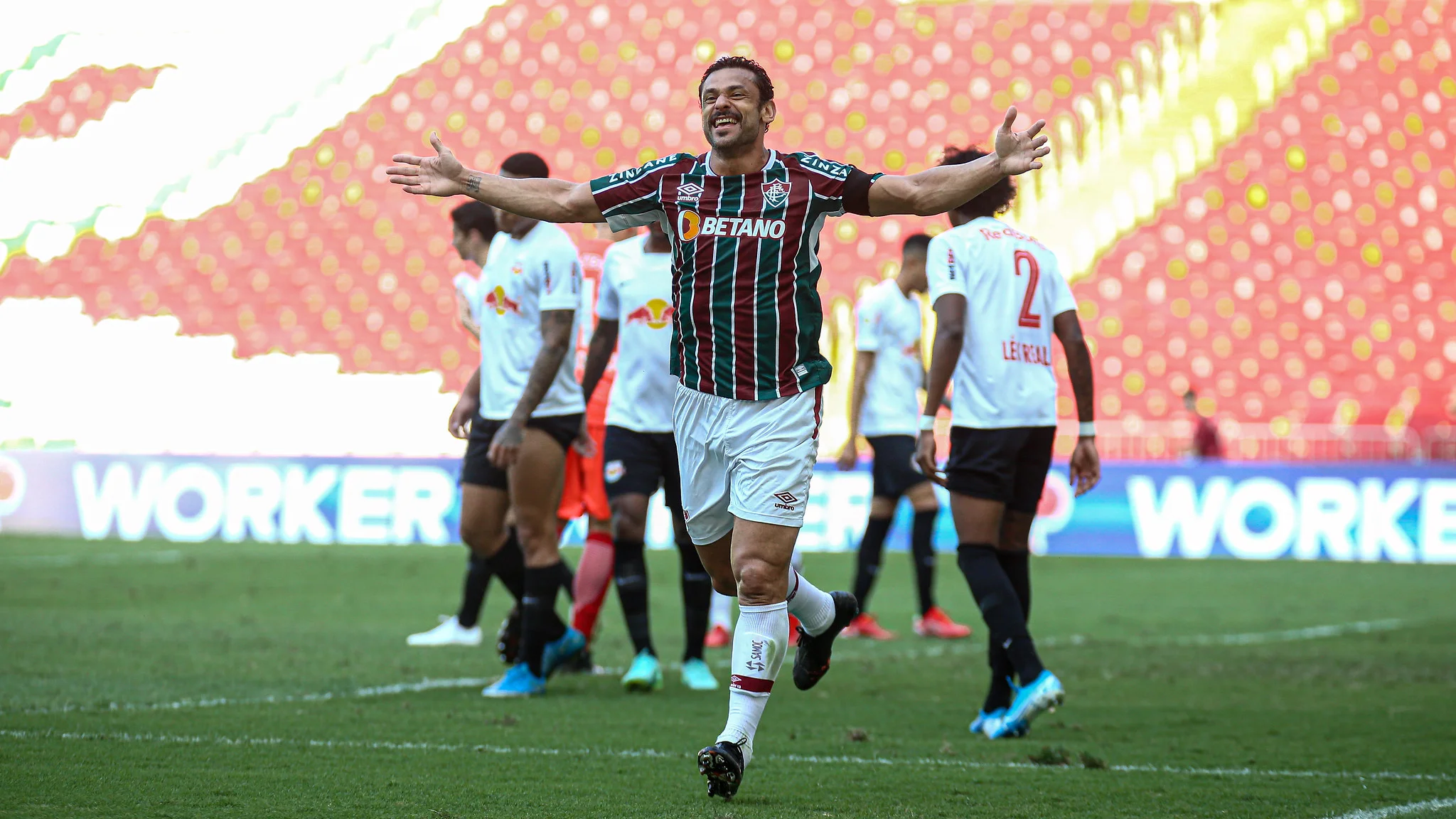 Com gol histórico de Fred, Fluminense ganha do Red Bull Bragantino e cola no G6