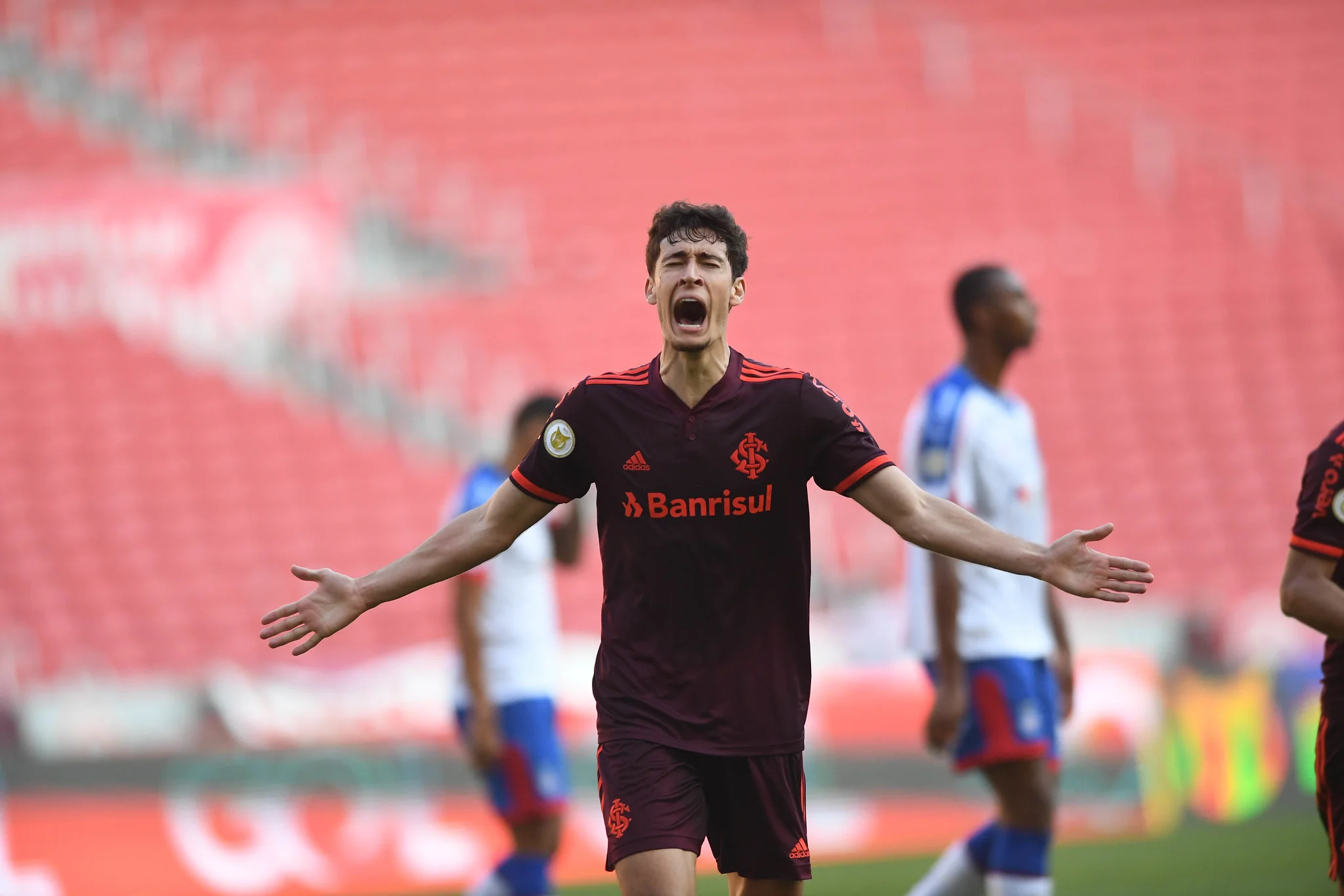 Em Porto Alegre, Internacional vence o Bahia e encosta no G6 do Brasileirão