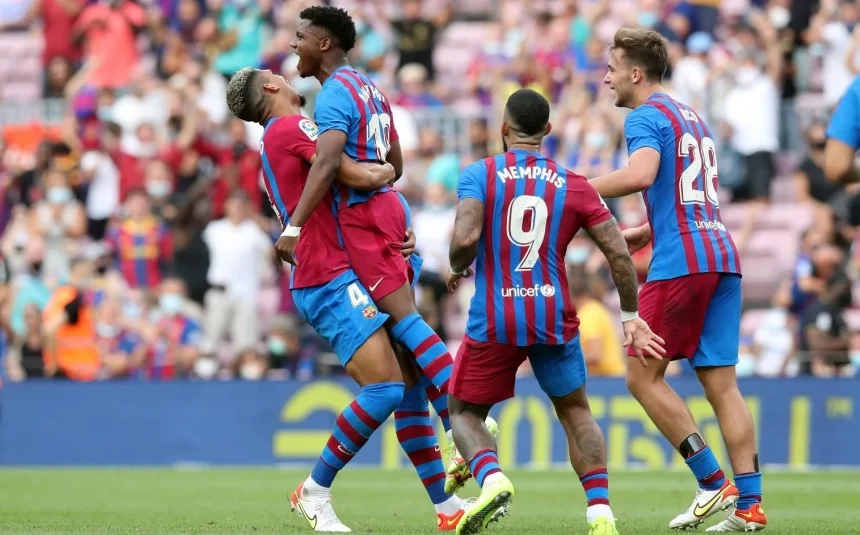 Barcelona bate Levante com 1º gol de Luuk de Jong e volta triunfal de Ansu Fati