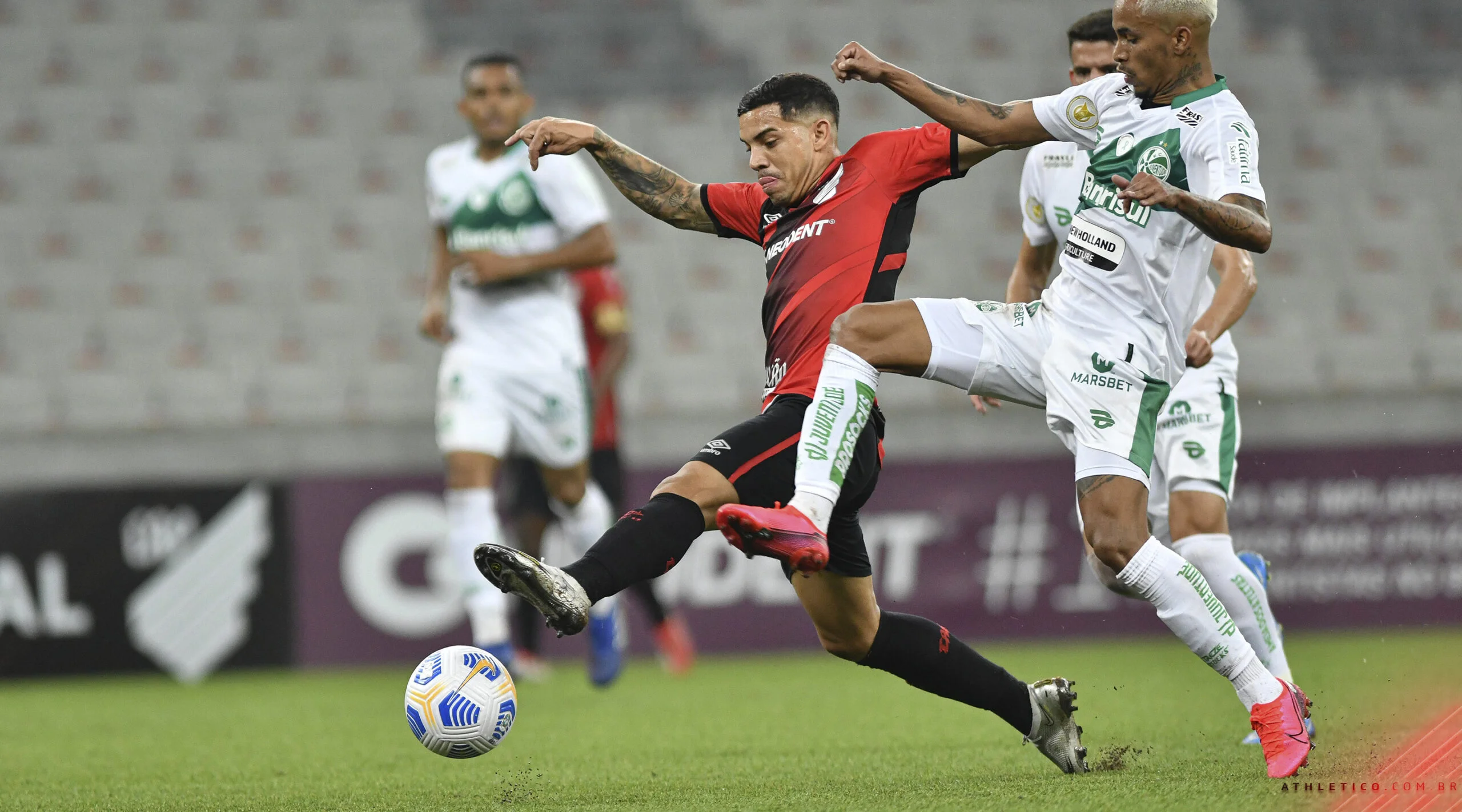 Com um a mais, Athletico-PR vence o Juventude e encosta na zona da Libertadores