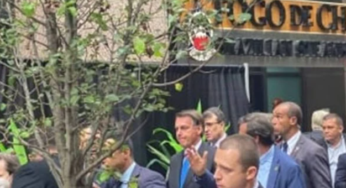 Sem vacina, Bolsonaro almoça em área externa de churrascaria