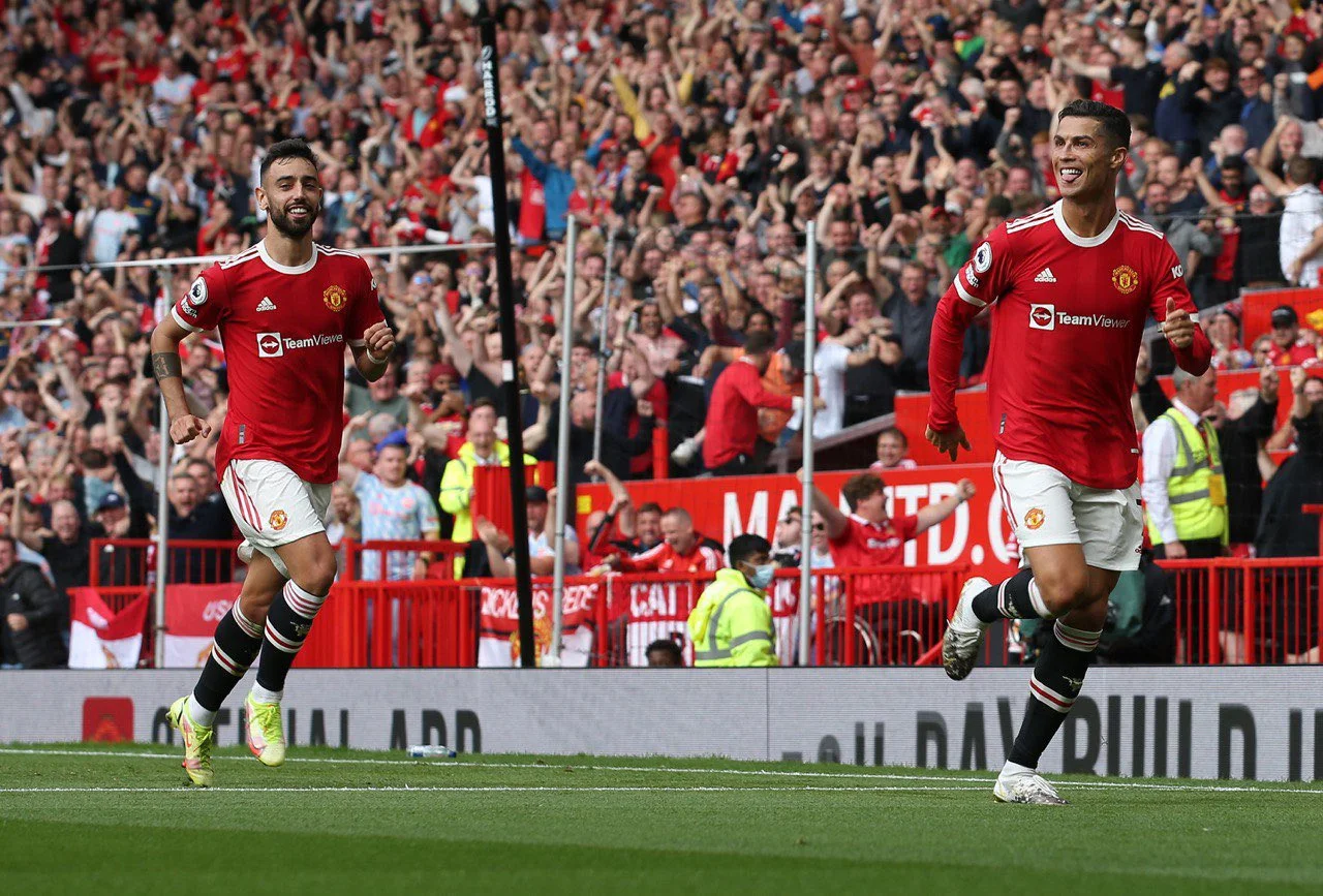 Cristiano Ronaldo brilha na volta, faz dois gols e Manchester United vira líder