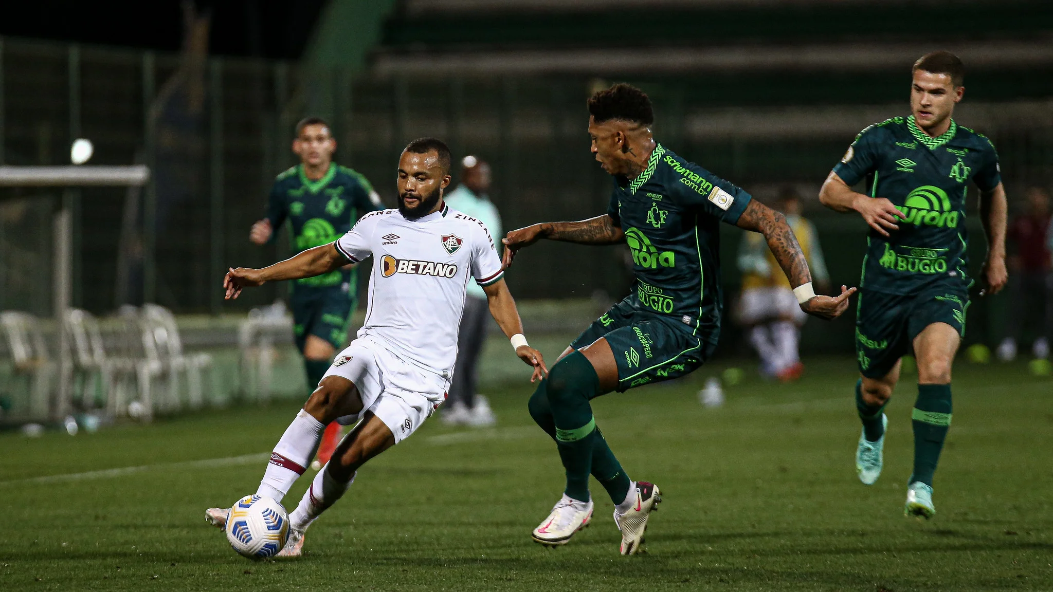 Fluminense vence, amplia sequência positiva e aumenta o calvário da Chapecoense