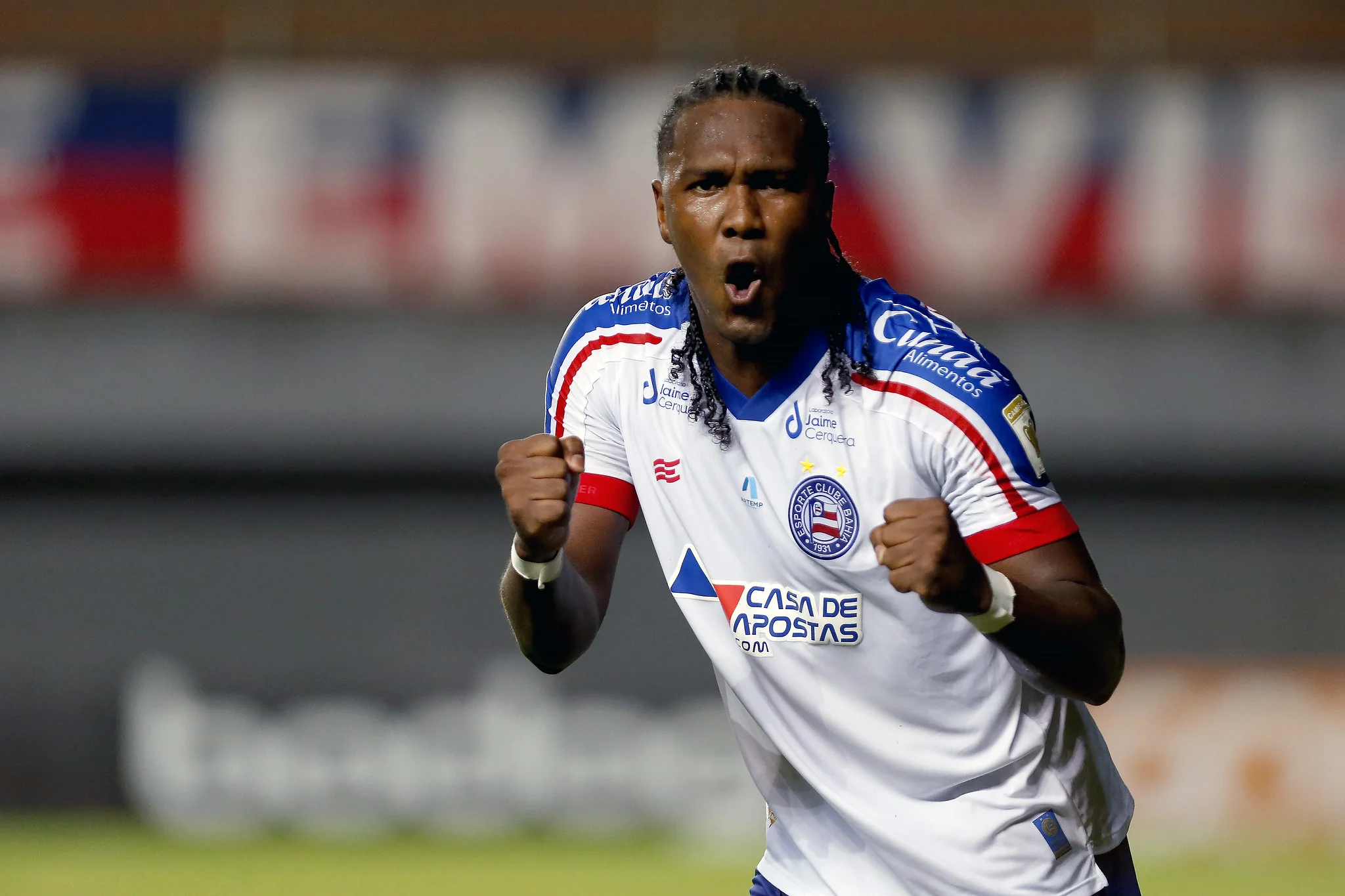 Rodallega marca 4 gols, Bahia derrota Fortaleza em casa e afasta crise