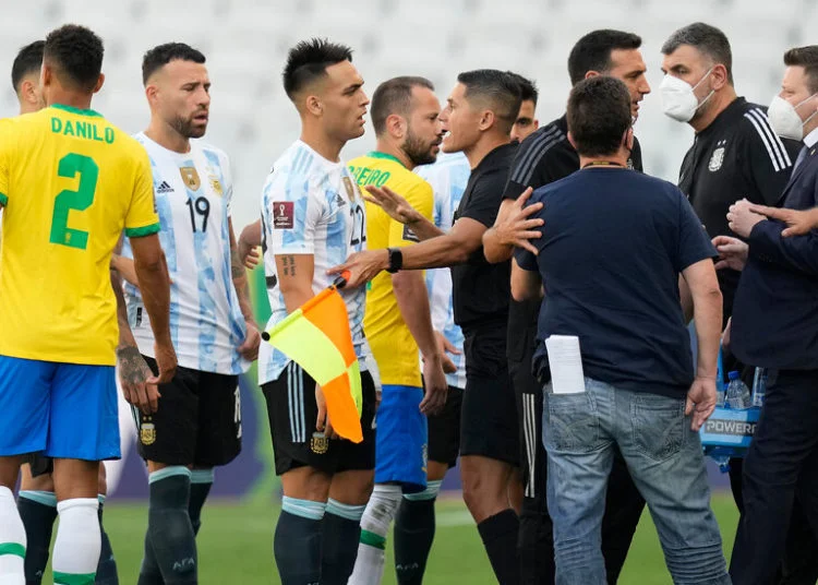 Imprensa internacional diz que foi um escândalo mundial por culpa de Bolsonaro, após Anvisa interromper partida de futebol