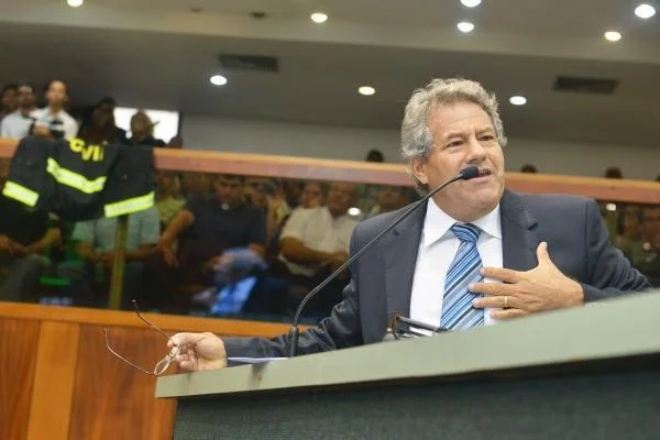 Senador manterá projeto que muda nome do aeroporto de Goiânia se família não apresentar documento