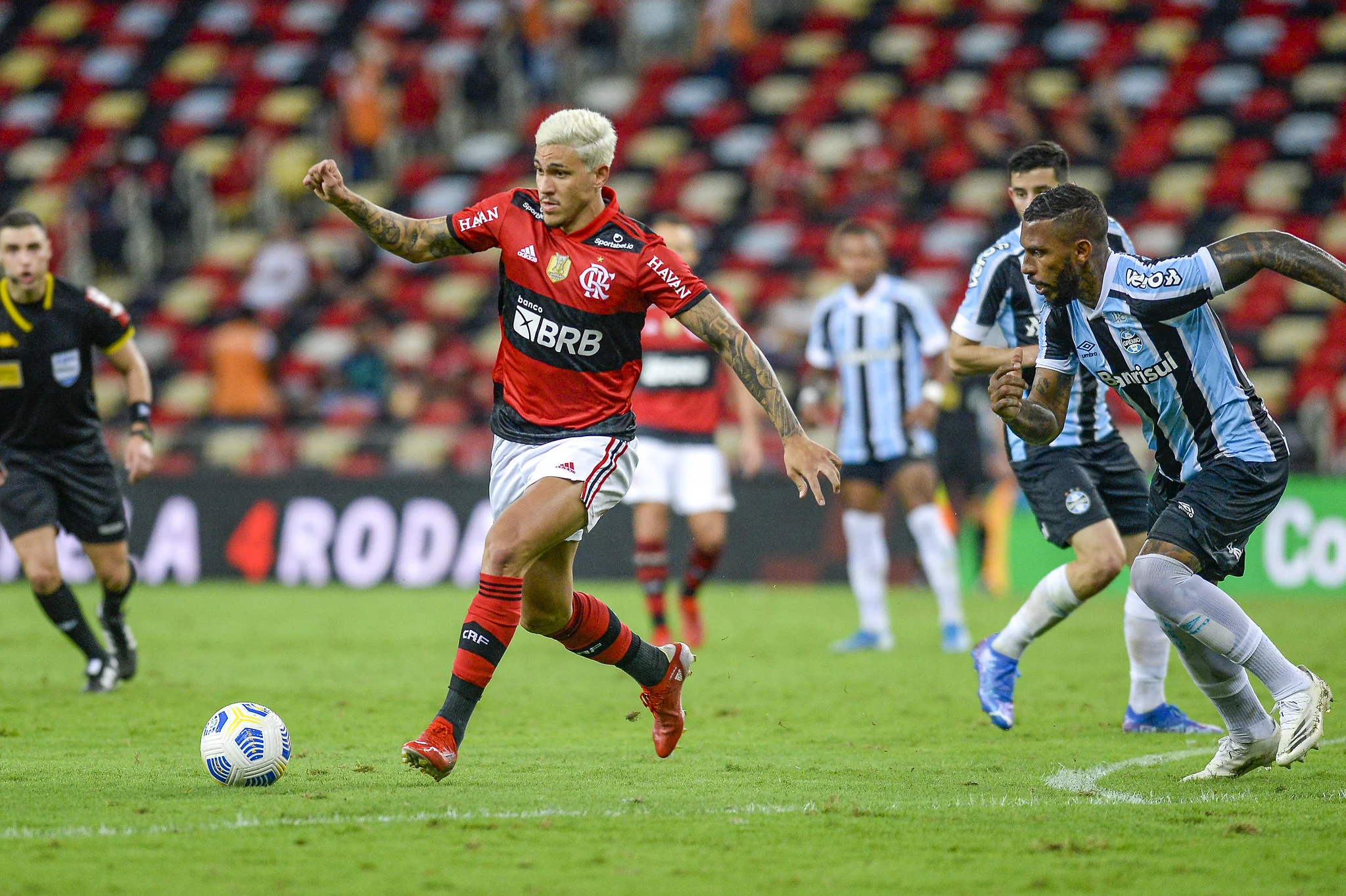 Pedro brilha, Flamengo vence o Grêmio de novo e confirma vaga na semifinal