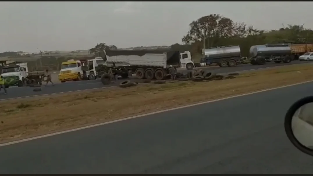 Caminhoneiros mantêm bloqueios em três pontos de rodovias de Goiás