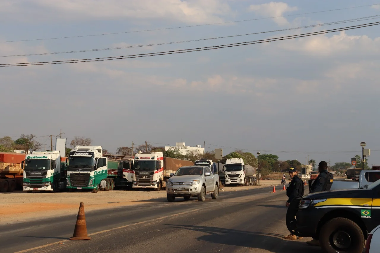 Caminhoneiros liberam todos os trechos de rodovias federais em Goiás