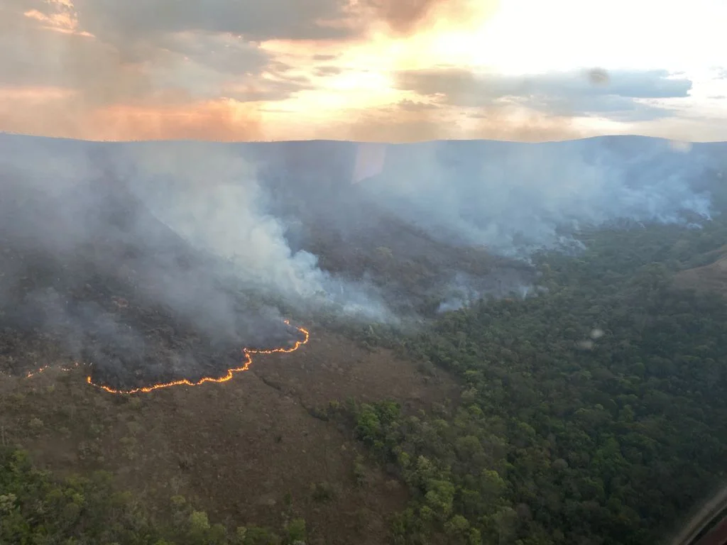 Bombeiros combatem incêndio na Chapada dos Veadeiros pelo 5º dia